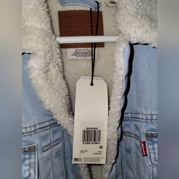 BNWT Levi's Women's Jean Jacket - XS - Picture 2 of 2